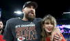 Taylor Swift Y Travis Kelce anunciaron su compromiso a través de redes sociales.
