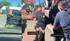 Los agentes del ICE destrozaron por completo la ventana del auto y tanto England como su hija tuvieron rasguños por los vidrios rotos.