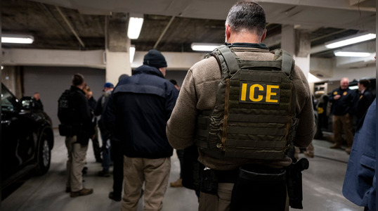 Aumento de operativos migratorios en EE.UU., muchos inmigrantes temen ser detenidos o deportados.