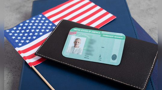 Obtener una Green Card en EE.UU. desde una visa de turista es posible, si cumples los requisitos de USCIS.