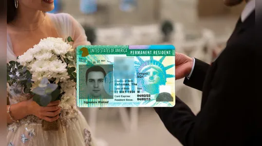 La Green Card por matrimonio es una vía clave para que latinos logren residencia permanente en EE.UU.