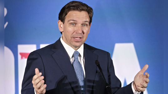 El gobernador Ron DeSantis anunció un aumento salarial en Florida para 2025.