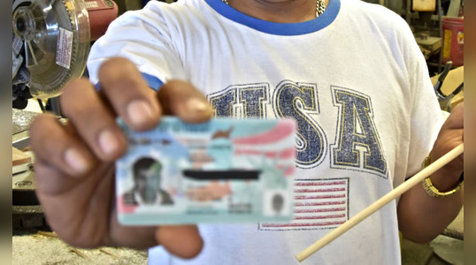 La CBP advierte a los inmigrantes con Green Card sobre la obligación de portar su Tarjeta Verde para evitar sanciones.