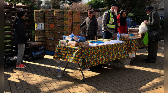 Muchas familias de bajos recursos en California pueden recibir alimentos esenciales.