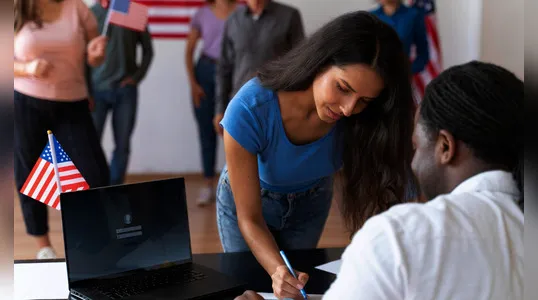 La naturalización permite a extranjeros convertirse en ciudadanos de EE.UU.