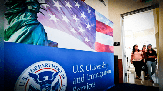 USCIS impulsa la presentación del Formulario G-325R para controlar a inmigrantes indocumentados.