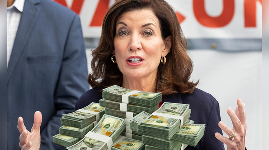 La gestión de Kathy Hochul respalda el aumento salarial para miles de trabajadores en Nueva York.