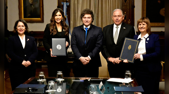 Kristi Noem se reunió con Javier Milei para discutir la reincorporación de Argentina al programa Visa Waiver.