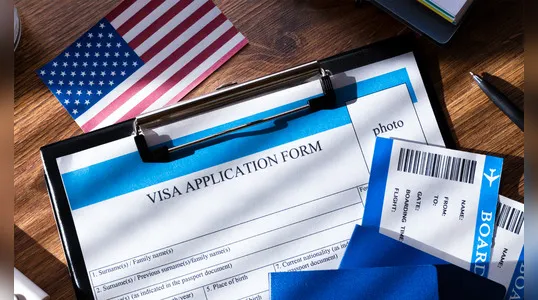 El sistema de visas se divide en dos grupos: visados de inmigrante y de no inmigrante.