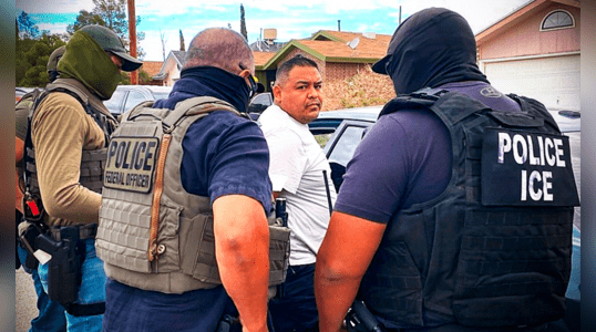 ICE hace importante advertencia a titulares de Green Card: pueden ser deportados por esta razón