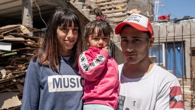 Alejandro lucha por una mejor calidad de vida para su pareja e hija.