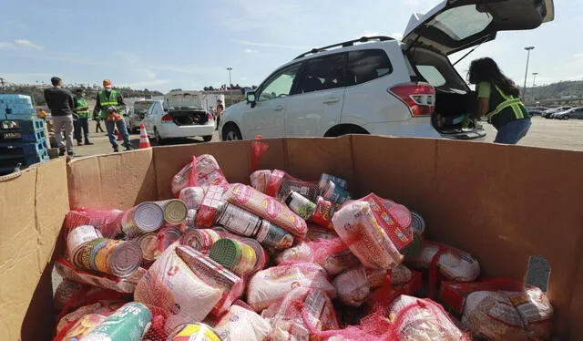 Durante agosto, diversas organizaciones distribuyen alimentos frescos en varias localidades. Foto: The San Diego Union-Tribune Durante agosto, diversas organizaciones distribuyen alimentos frescos en varias localidades. Foto: The San Diego Union-Tribune