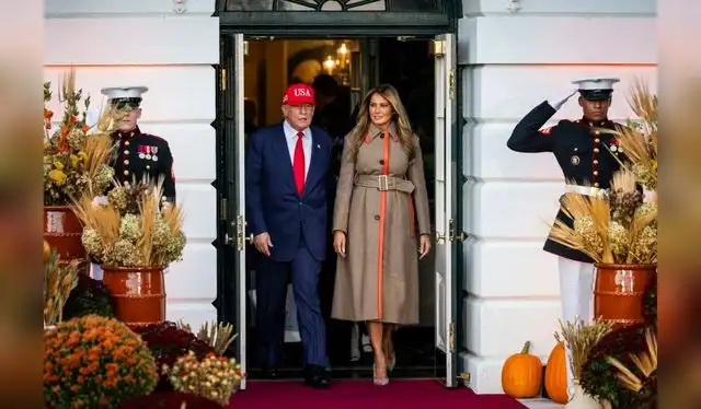 La pareja presidencial se preparan para repartir dulces a los niños que esperan en el jardín sur de la Casa blanca. Foto: EFE    La pareja presidencial se preparan para repartir dulces a los niños que esperan en el jardín sur de la Casa blanca. Foto: EFE