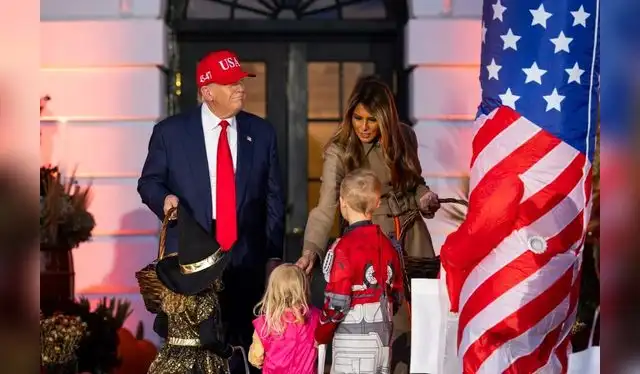 La primera dama, Melania Trump, repartiendo dulces a niños en la Casa Blanca. Foto: EFE    La primera dama, Melania Trump, repartiendo dulces a niños en la Casa Blanca. Foto: EFE