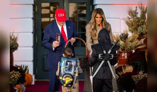 El presidente Donald Trump entregando un chocolate a un niño. Foto: EFE    El presidente Donald Trump entregando un chocolate a un niño. Foto: EFE
