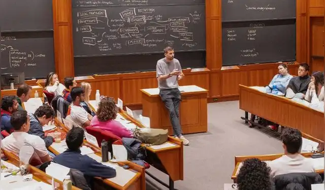 La sesión del MBA, dirigida por Anita Elberse, analizó el modelo de negocio y la narrativa digital de la Kings League, destacando su capacidad para atraer nuevas audiencias. Foto: 3gerardpique La sesión del MBA, dirigida por Anita Elberse, analizó el modelo de negocio y la narrativa digital de la Kings League, destacando su capacidad para atraer nuevas audiencias. Foto: 3gerardpique