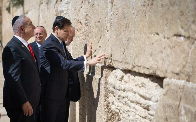 Marco Rubio, Mike Huckabee y Netanyahu rezan en el "Muro de los Lamentos" en Israel vistiendo kipás. Marco Rubio, Mike Huckabee y Netanyahu rezan en el "Muro de los Lamentos" en Israel vistiendo kipás.