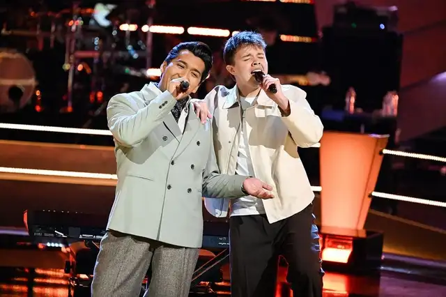 Lucas Beltrán junto a su compañero Max Cooper III durante una batalla musical en The Voice. Foto: The Voice USA Lucas Beltrán junto a su compañero Max Cooper III durante una batalla musical en The Voice. Foto: The Voice USA