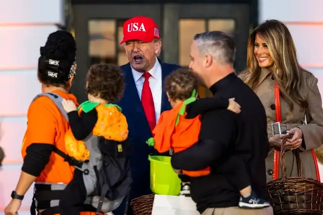Donald Trump celebra la noche de Halloween en la Casa Blanca al lado de Melania Trump. Foto: EFE    Donald Trump celebra la noche de Halloween en la Casa Blanca al lado de Melania Trump. Foto: EFE
