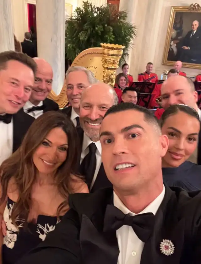 El jugador portugués se toma una selfi con Elon Musk, Gianni Infantino, Tim Cook y otras figuras destacadas invitadas a la cena en la Casa Blanca. Foto: Cristiano Ronaldo El jugador portugués se toma una selfi con Elon Musk, Gianni Infantino, Tim Cook y otras figuras destacadas invitadas a la cena en la Casa Blanca. Foto: Cristiano Ronaldo