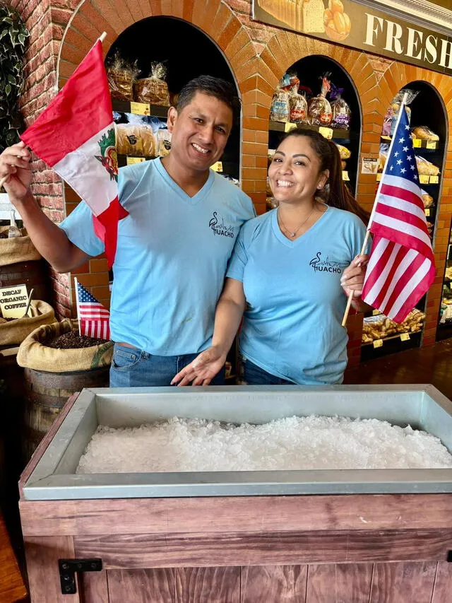 Edgar Ávila y Yulissa Polo Baltazar estaban celebrando los 150 años de Huacho cuando decidieron promover la salchicha huachana artesanal. Foto: difusión Edgar Ávila y Yulissa Polo Baltazar estaban celebrando los 150 años de Huacho cuando decidieron promover la salchicha huachana artesanal. Foto: difusión