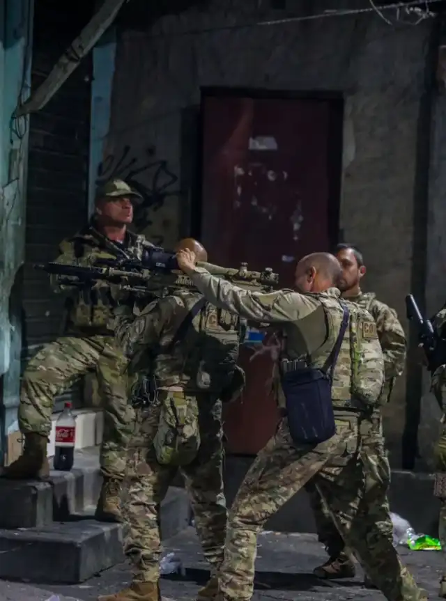 Más de 2.000 agentes policiales usaron 12 vehículos de demolición y 32 carros blindados. Foto: Bruno Itan  Más de 2.000 agentes policiales usaron 12 vehículos de demolición y 32 carros blindados. Foto: Bruno Itan