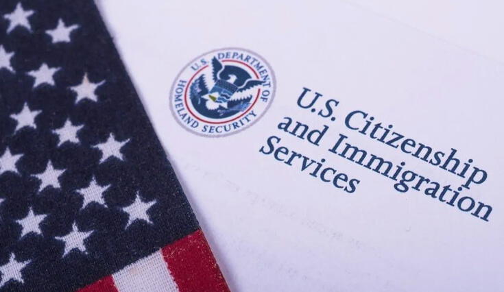 USCIS ofrece diversos canales de ayuda para monitorear el estado de los casos.