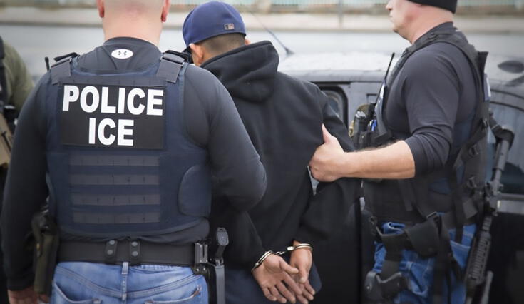 En 2025, las redadas de ICE contra inmigrantes se intensificaron en California. En 2025, las redadas de ICE contra inmigrantes se intensificaron en California.