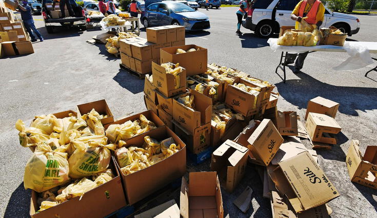 Farm Share entrega comida gratis sin pedir documentos migratorios a personas en Florida Farm Share entrega comida gratis sin pedir documentos migratorios a personas en Florida