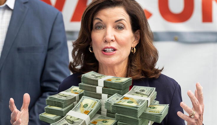 La gestión de Kathy Hochul respalda el aumento salarial para miles de trabajadores en Nueva York.