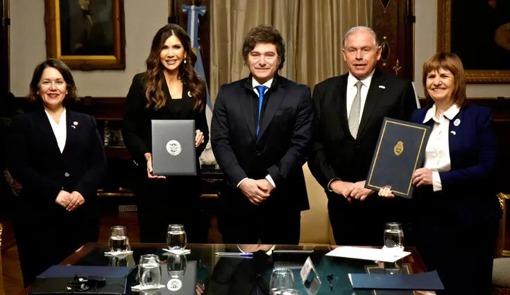Kristi Noem se reunió con Javier Milei para discutir la reincorporación de Argentina al programa Visa Waiver. Kristi Noem se reunió con Javier Milei para discutir la reincorporación de Argentina al programa Visa Waiver.