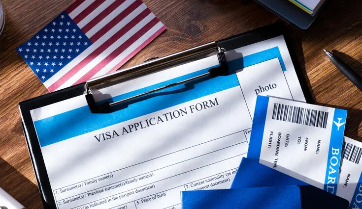 El sistema de visas se divide en dos grupos: visados de inmigrante y de no inmigrante. El sistema de visas se divide en dos grupos: visados de inmigrante y de no inmigrante.