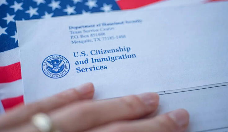 USCIS define el "tiempo de procesamiento" como el periodo en el que se adjudica el 80% de los casos en seis meses.