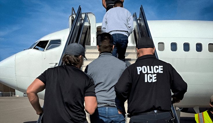 ICE advierte sobre las consecuencias de obtener una Green Card utilizando documentación falsa.