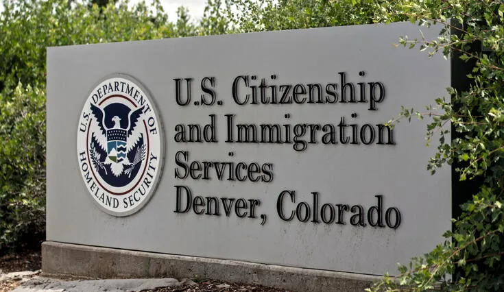 Los inmigrantes en EE.UU. deben registrarse en USCIS con el Formulario G-325R. Los inmigrantes en EE.UU. deben registrarse en USCIS con el Formulario G-325R.