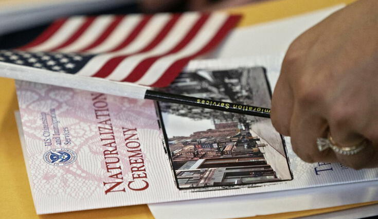 Para aplicar a la ciudadanía americana por naturalización, se deben cumplir requisitos estrictos del USCIS. Para aplicar a la ciudadanía americana por naturalización, se deben cumplir requisitos estrictos del USCIS.