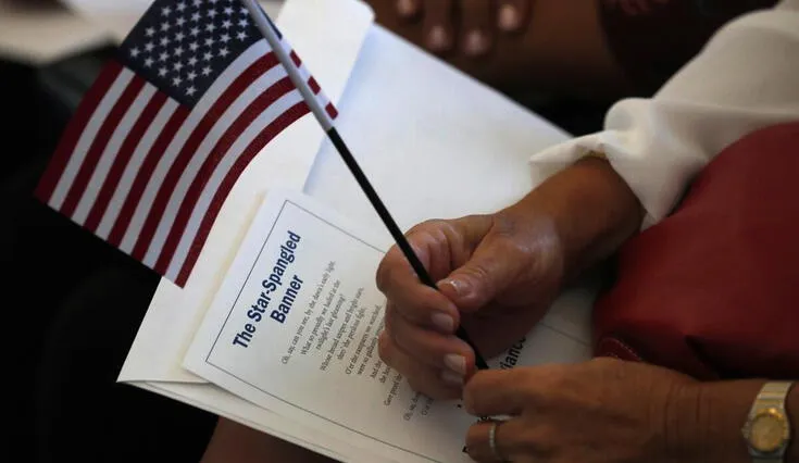 USCIS gestiona la inmigración, procesando solicitudes de residencia, visas y naturalización.