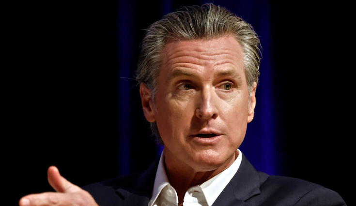 El gobernador Gavin Newsom firma la Ley AB 965 en California que establece multas de hasta US$1.000.
