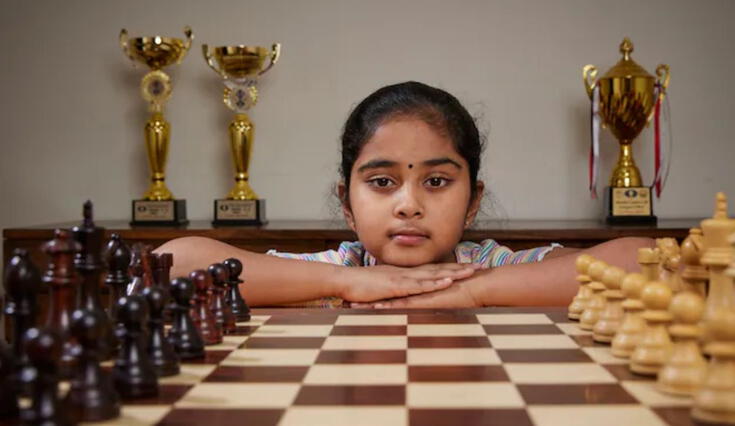 Bodhana Sivanandan, una niña de 10 años del Reino Unido,  se convierte en Maestra Internacional Femenina más joven en ajedrez.