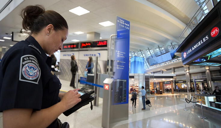 CBP implementa el Procesamiento Mejorado de Pasajeros (EPP) en el Aeropuerto Internacional de Los Ángeles (LAX)