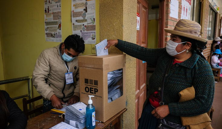 Bolivia celebra elecciones presidenciales para elegir nuevo mandatario, vicepresidente, diputados y senadores, con segunda vuelta programada para octubre si es necesario. Bolivia celebra elecciones presidenciales para elegir nuevo mandatario, vicepresidente, diputados y senadores, con segunda vuelta programada para octubre si es necesario.