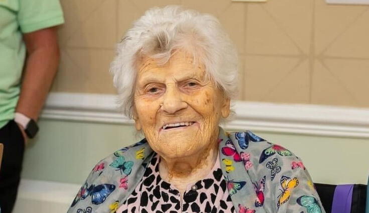 Ethel Caterham, una británica de 116 años, celebra su cumpleaños en un hogar de cuidado en Surrey. Desde abril, es la persona viva más longeva del mundo. Ethel Caterham, una británica de 116 años, celebra su cumpleaños en un hogar de cuidado en Surrey. Desde abril, es la persona viva más longeva del mundo.