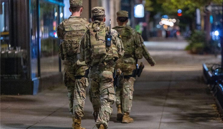 El presidente de EE. UU., Donald Trump, amenaza con enviar a la Guardia Nacional a Chicago para enfrentar la inmigración ilegal. Las tropas en Washington ya portan armamento.
