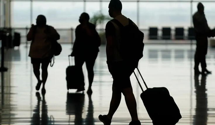 Ana y Alexander, inmigrantes en España y EE. UU., enfrentan el "síndrome de Ulises". Este trastorno emocional se relaciona con la ansiedad y la depresión.