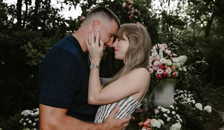 Taylor Swift y Travis Kelce anuncian su compromiso en Instagram.