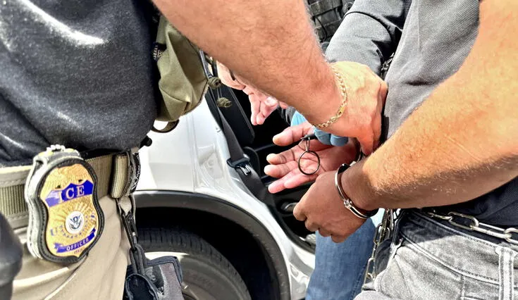 Inmigrantes deben demostrar su estatus legal para evitar ser arrestados por ICE.