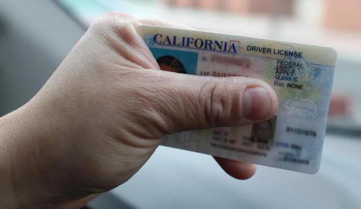 El DMV de California ofrece la licencia de conducir AB 60 a inmigrantes indocumentados.