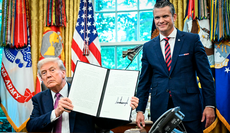 Donald Trump llamó "secretario de Guerra" a Pete Hegseth.