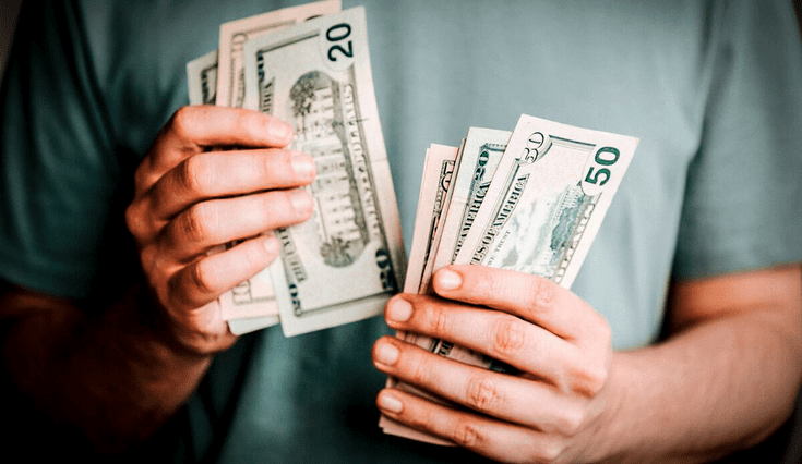 Aumento salarial en Florida de 1 dólar anual se realizará hasta 2026.