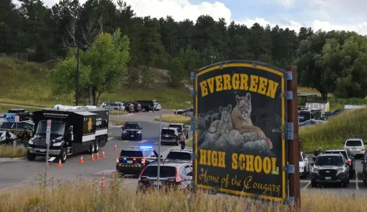 Un tiroteo en Evergreen High School, cerca de Denver, dejó al menos tres adolescentes gravemente heridos, incluido el presunto atacante, mientras se investiga el incidente.